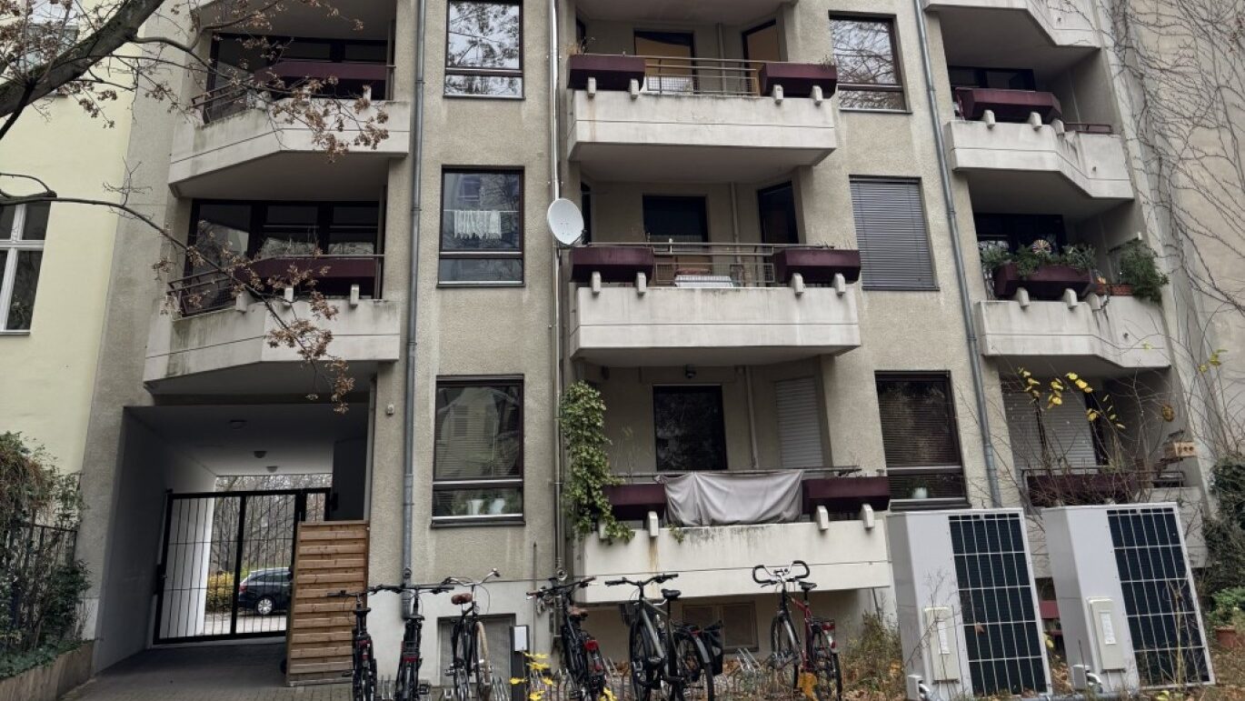 Etagenwohnung mit Balkonen in typisch Charlottenburger Stil