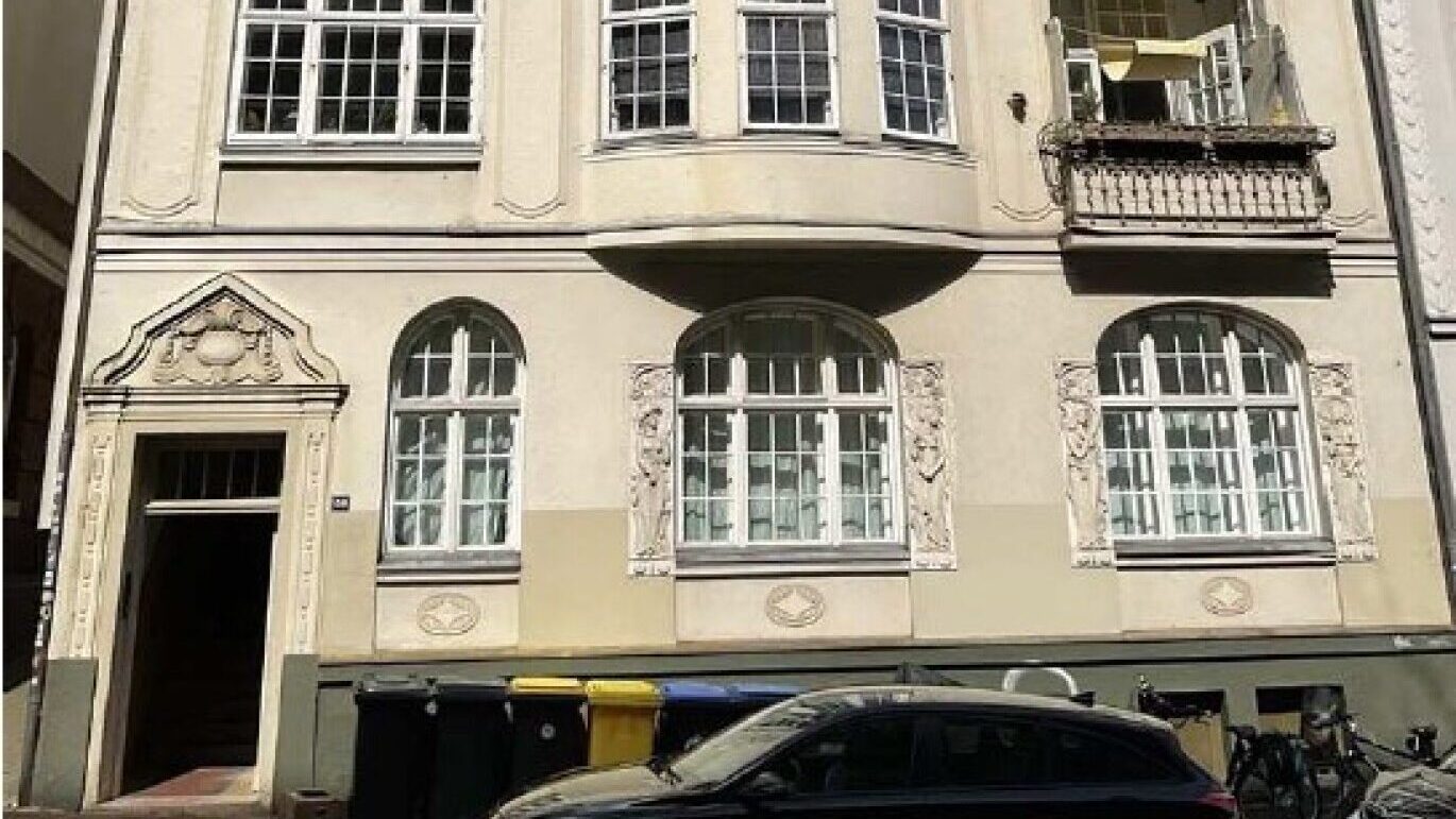 Schönes klassisches Haus mit verzierten Türen und Fenstern