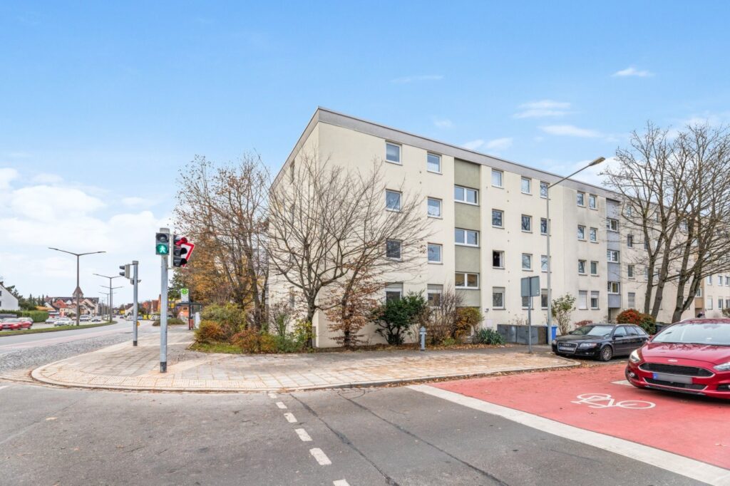 Modernes Mehrparteienhaus mit Flachdach und heller Fassade